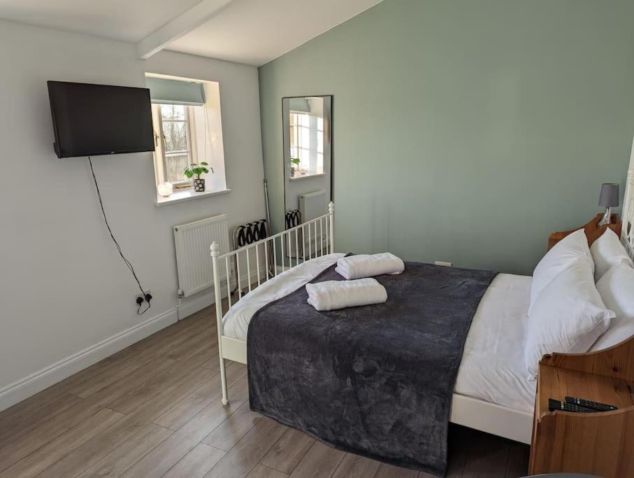 Apartment The @ Cleeve Hill *
