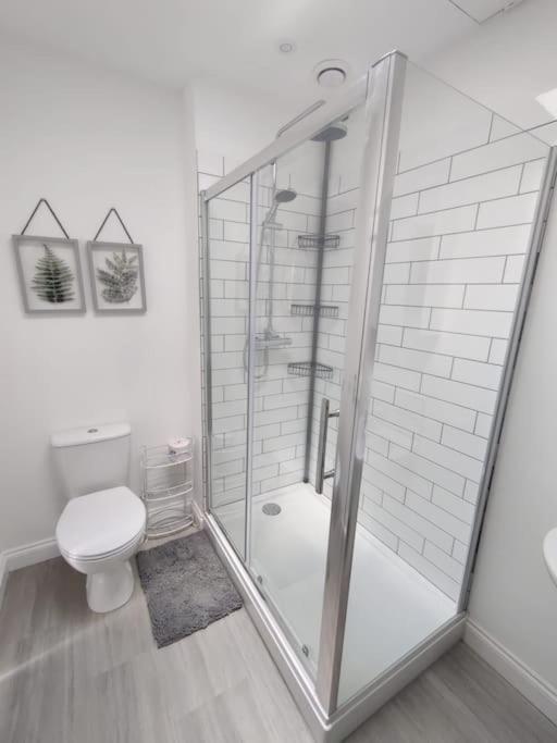 The @ Cleeve Hill Apartment *