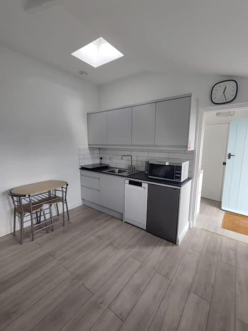 Apartment The @ Cleeve Hill *